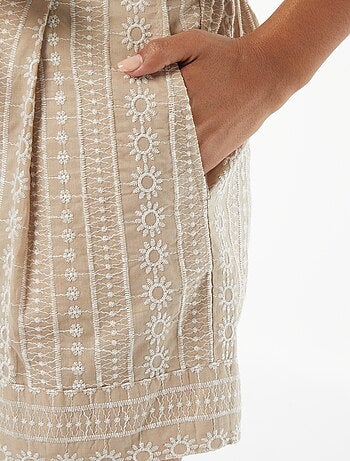 Short met riem en geborduurde motiefjes