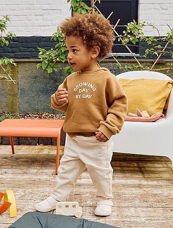 Sweater met capuchon van lichte joggingstof met origineel detail op het voorpand